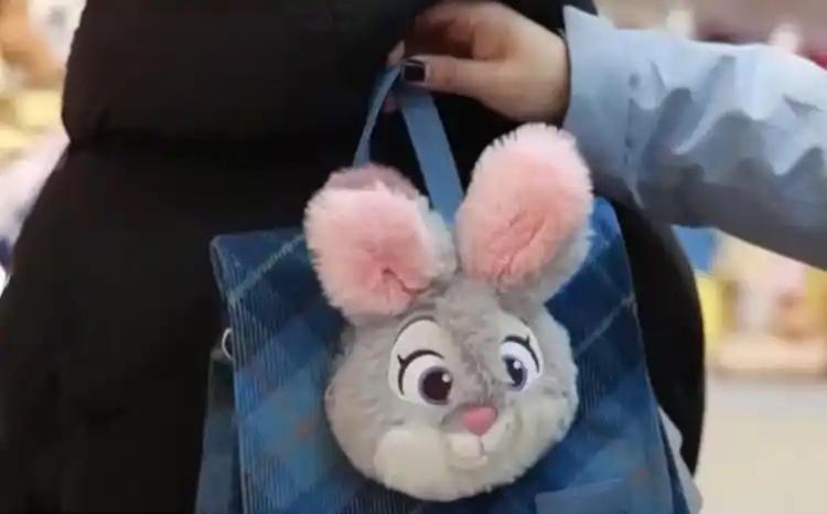 《疯狂动物城2》热映带火周边市场，各类产品销量飙升。电商平台搜索量环比暴涨超10