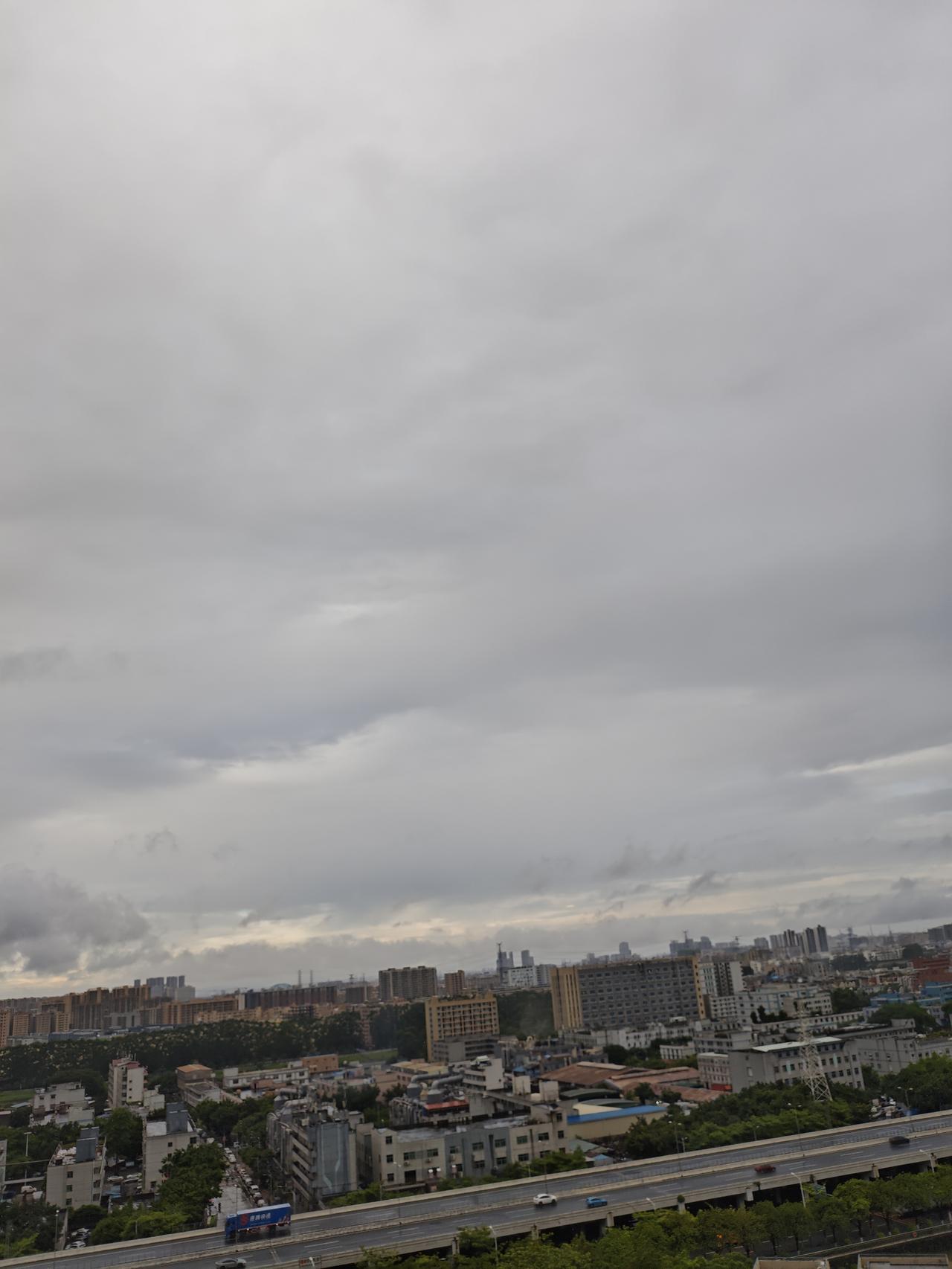深圳今日的天空在下雨，阴天，天上云层不是太厚，也还有阳光的影子！