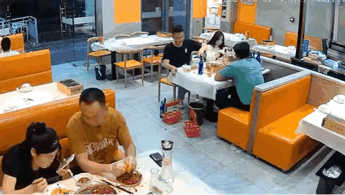 喝酒的没有恐惧，眼里慢慢是捕猎的快感[呲牙]
