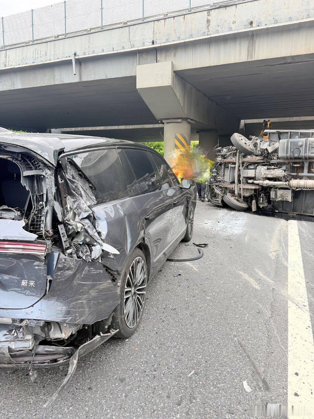 这个蔚来撞翻大货车的图，有一定误导性！要么是刮擦翻车，要么是大货车极力避让了！小