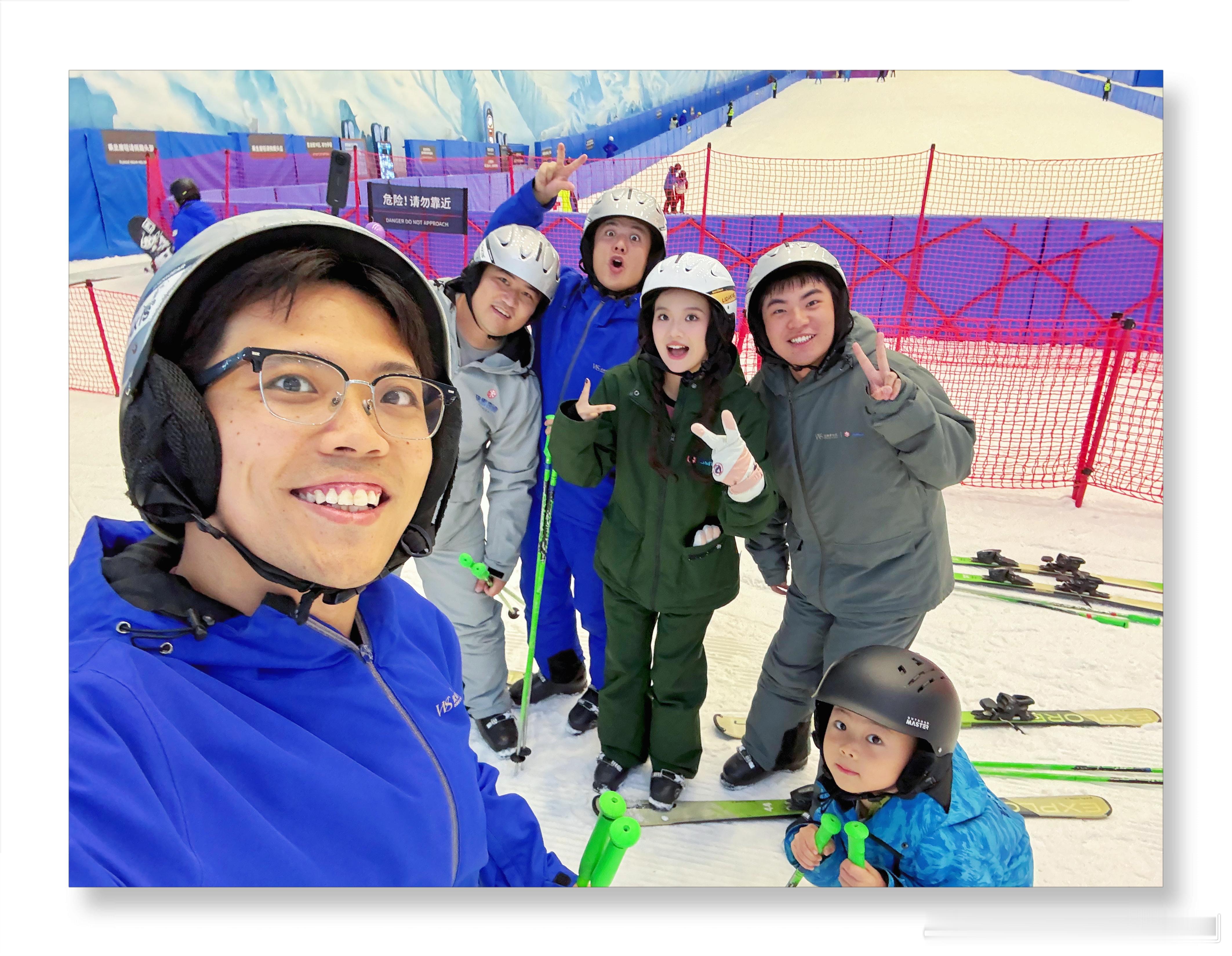整个八月公司小伙伴们陆续休假[求关注]抓住八月的尾巴，安排一起团建🙋滑雪⛷卡丁