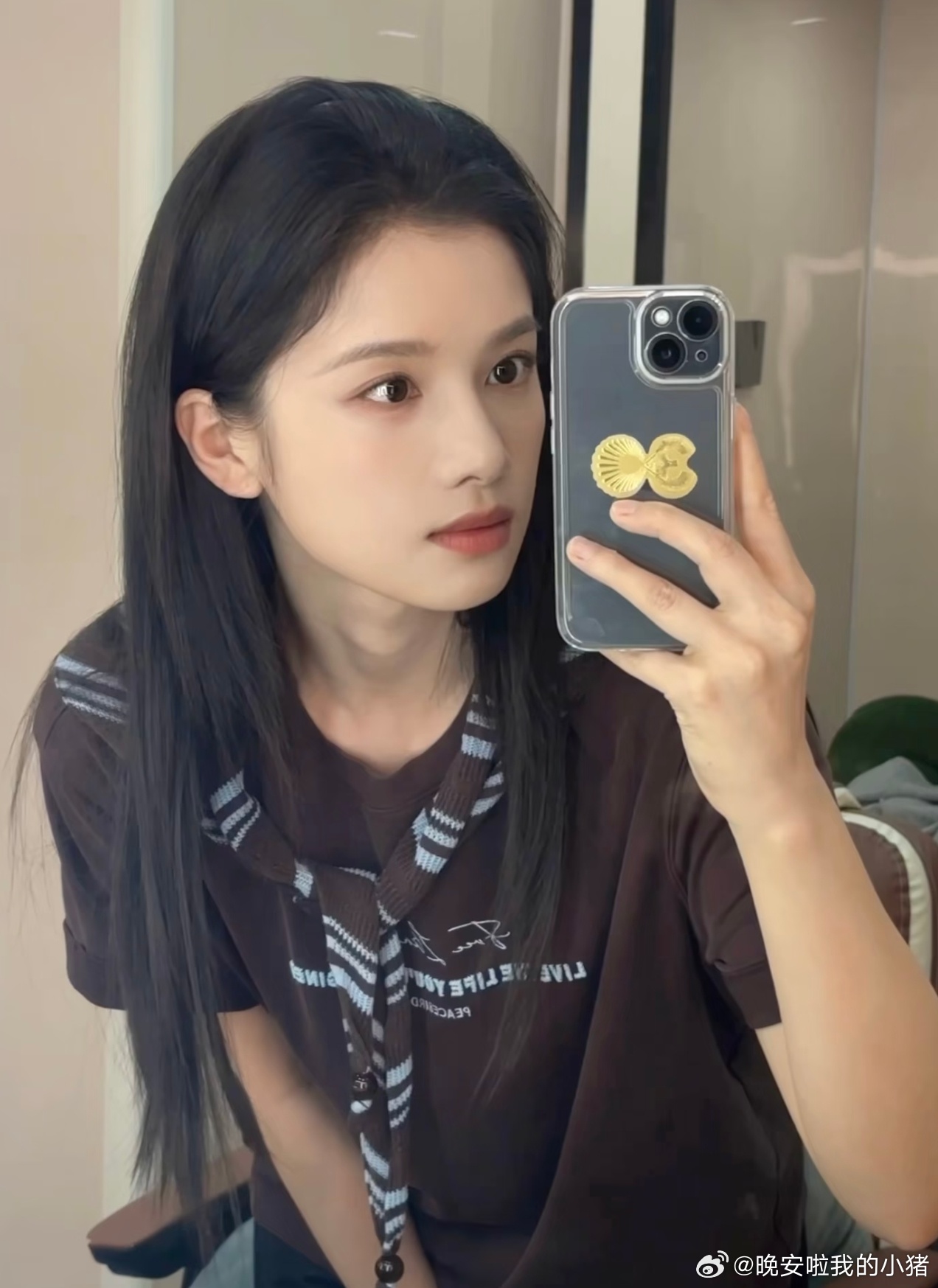 张婧仪对镜自拍营业