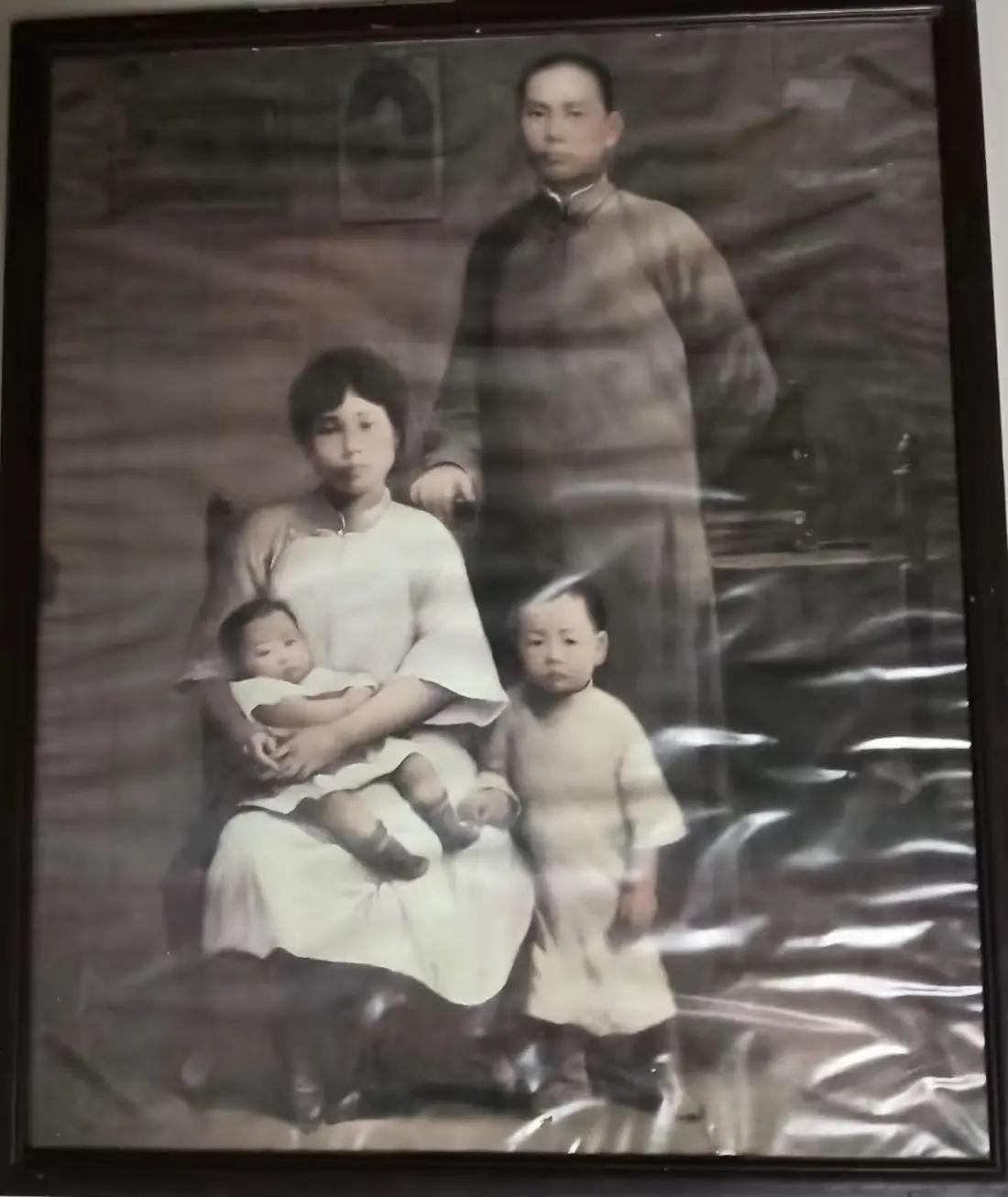滚滚长江水，邀您对下联
苦苦幸福情。