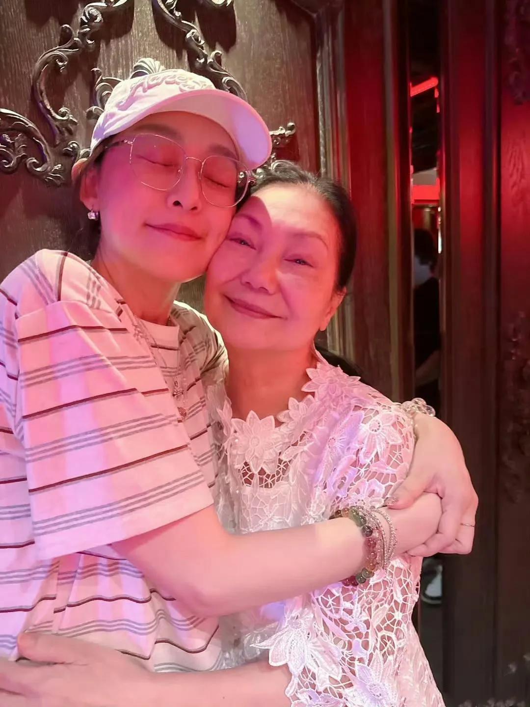 范玮琪中秋陪徐妈？这剧情比偶像剧还反转！都说娱乐圈人情薄如纸，范玮琪中秋夜陪着大