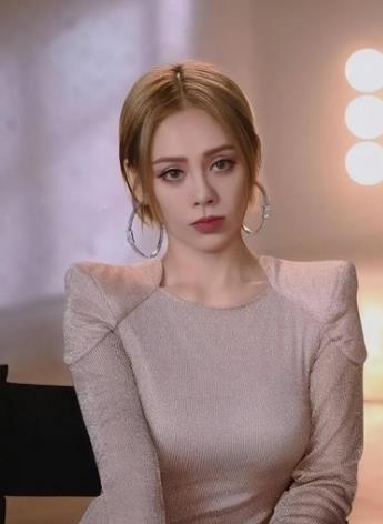 宁静回应中年女性对爱情的需求 宁静在电影《蜂蜜的针》首映礼回应中年女性爱情需求表