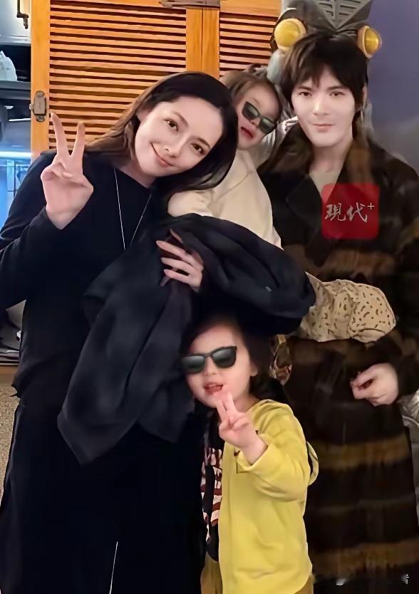 郭碧婷真的越来越邋遢了，这一家人合照全素颜，看起来好像保姆一样。
倒是向佐越来越