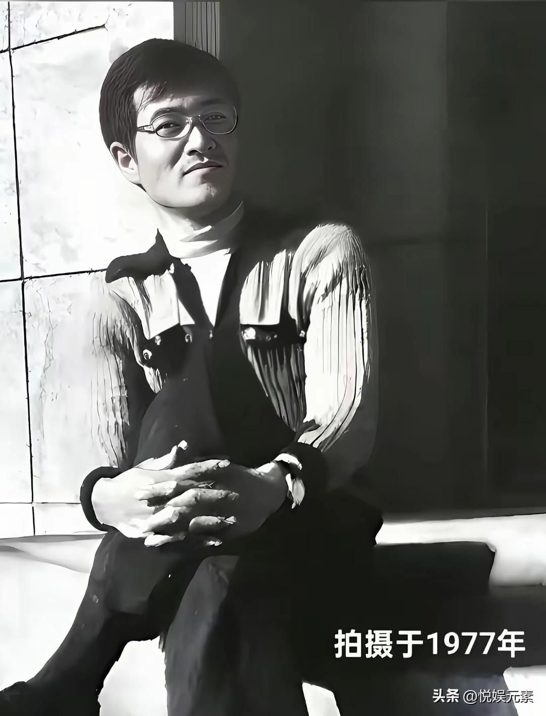 赵本山老师年轻时戴着眼镜，
没有典型的“猪腰子脸”，
斯斯文文，外形俊朗，
那时