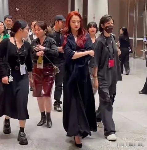 关晓彤这身打扮好看吗？我反倒觉得她穿这件衣服跟她的肤色和年龄不太搭，看起来太过老