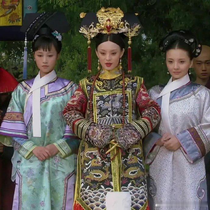 放大镜看《甄嬛传》，熹妃回宫，众尼姑双膝下跪，却发现只有她是单膝下跪……[喵喵]