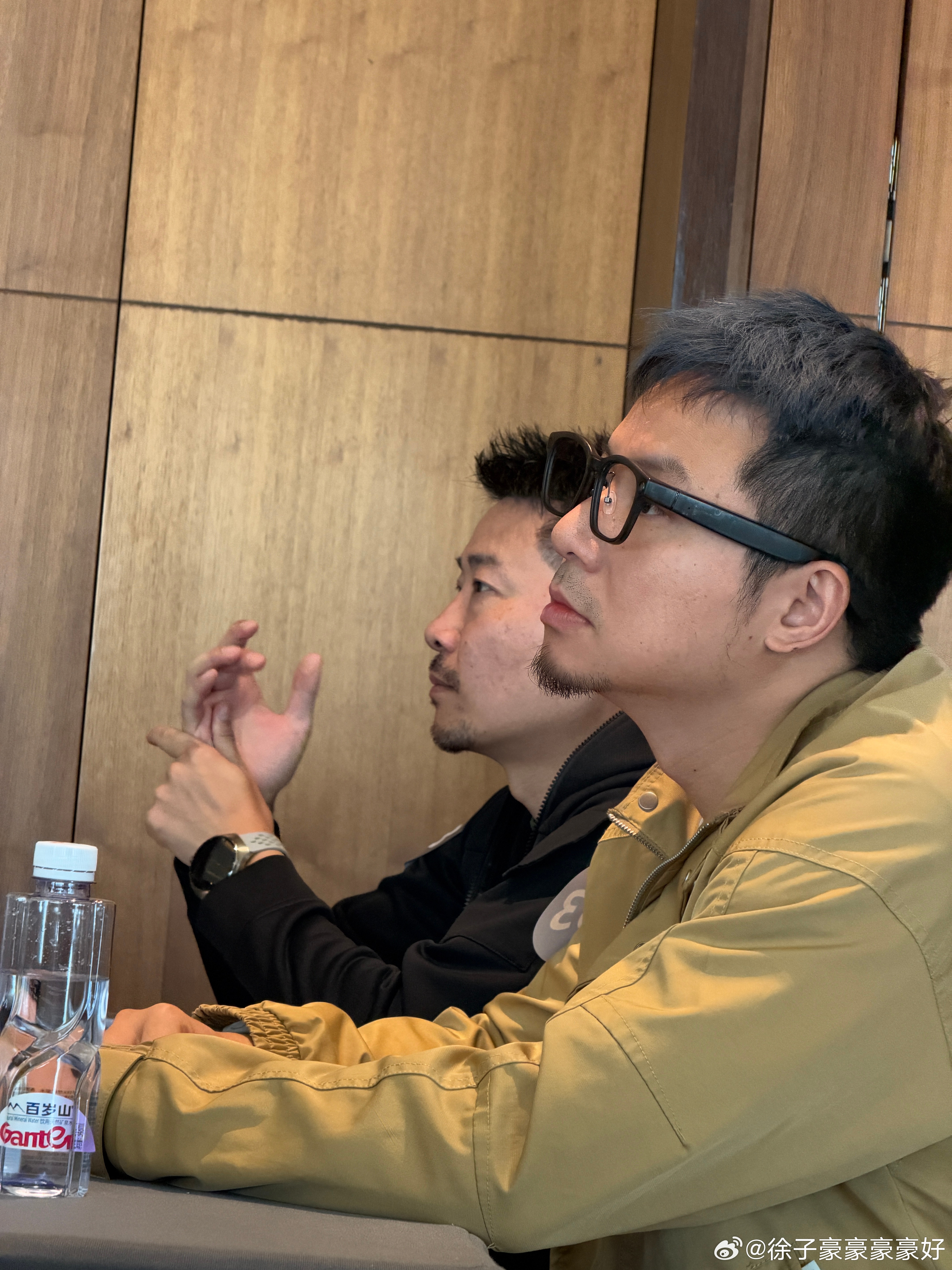 早晨起来听课，我一看，我去……这不“好就是大，大就是好”老师吗！怎么几日不见，头