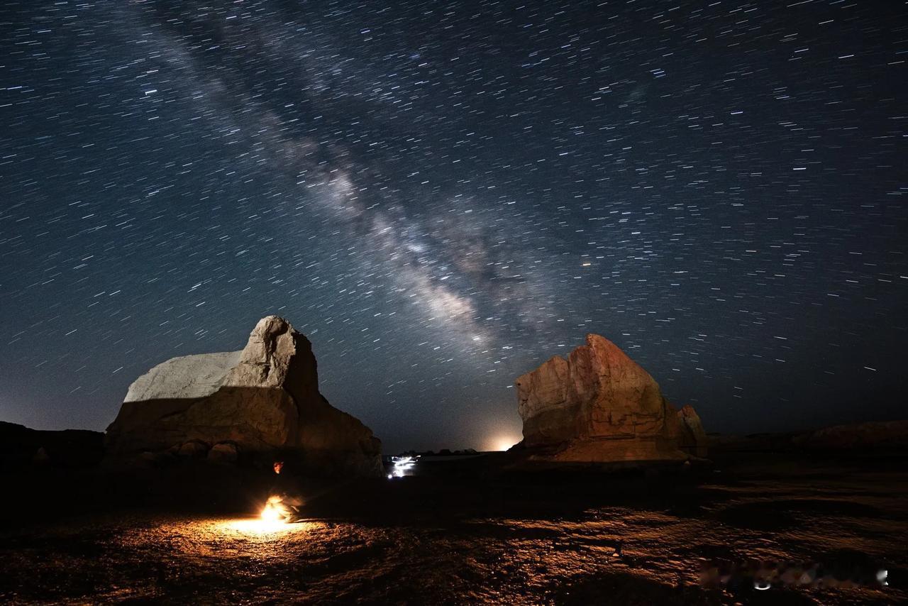 你可以用一张照片形容你内心的夜景吗青藏高原水上雅丹，无垠星空与苍穹对话，灵魂升华
