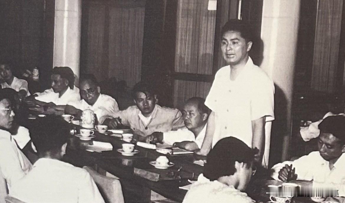 1957年6月27日，荣毅仁在一届全国人大四次会议上的老照片。此时他已当选为上海