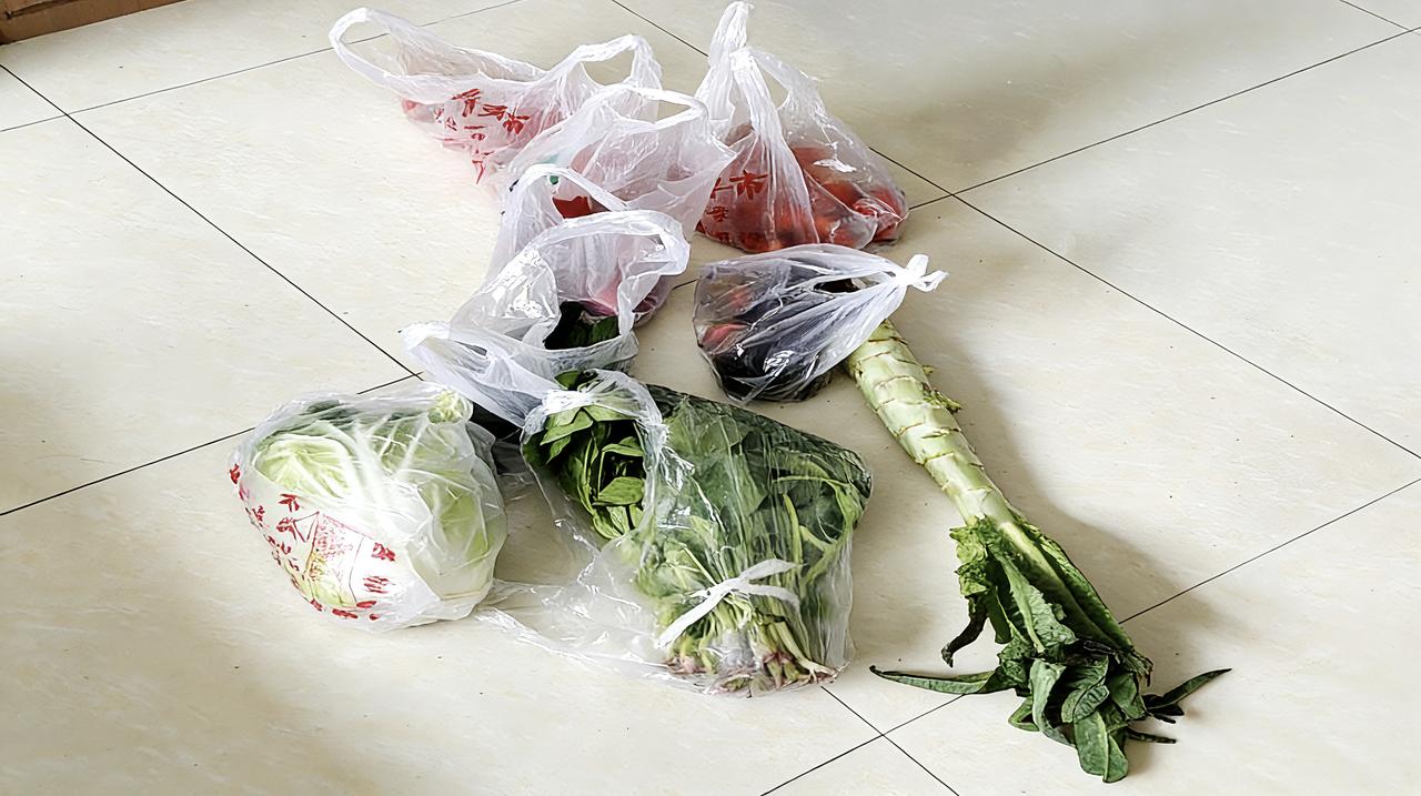 今天给大家分享几个买菜省钱的路子！

咱老百姓买菜，就图一个实在：便宜、新鲜、方