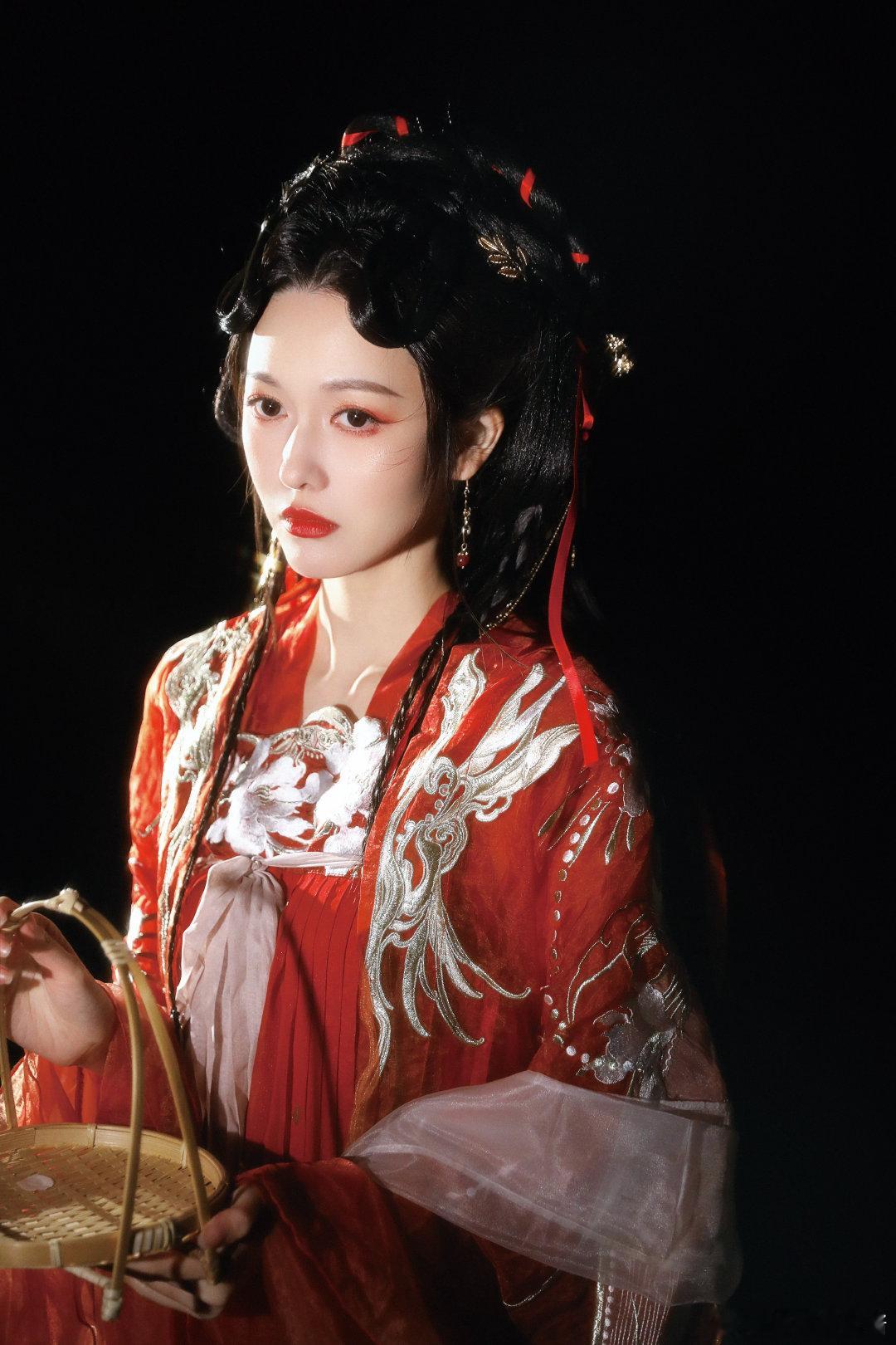 陆婷玉神一样的妆造  玩抽象的陆婷玉虽然挺可爱的，但是我们也要在线帮助美女找回自