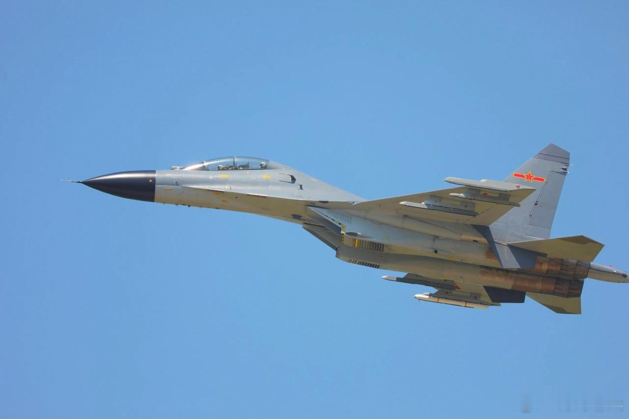 【 】军事早知道1、初冬，陆军某旅组织机动训练。2、日前，空军航空兵某旅开展海上