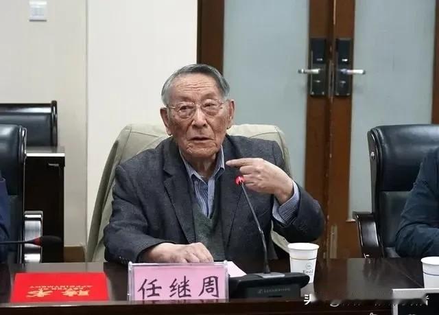 记者问工程院院士任继周，你把所有的钱都用在这些奖学金了。他说，全捐了
 
他是工