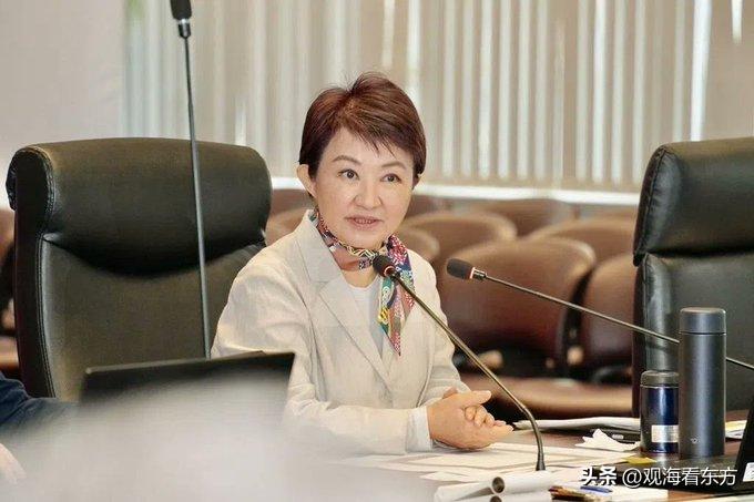 从政治动机来看，卢秀燕这趟出行至少有三层考虑。第一，她将在2026年底卸任台中市