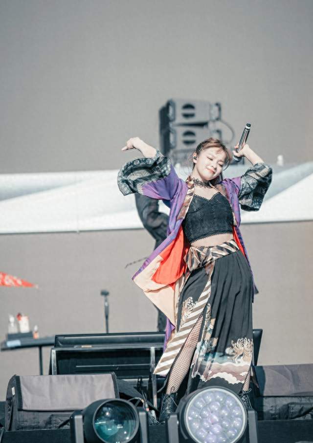 极乐净土原唱美依礼芽宣布离婚：四年婚姻，各自前行