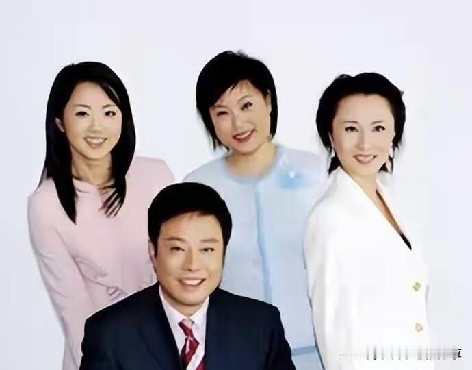 只认出了左边两位是中央气象台天气预报员宋英杰和杨丹，是最早的气象先生和气象小姐，
