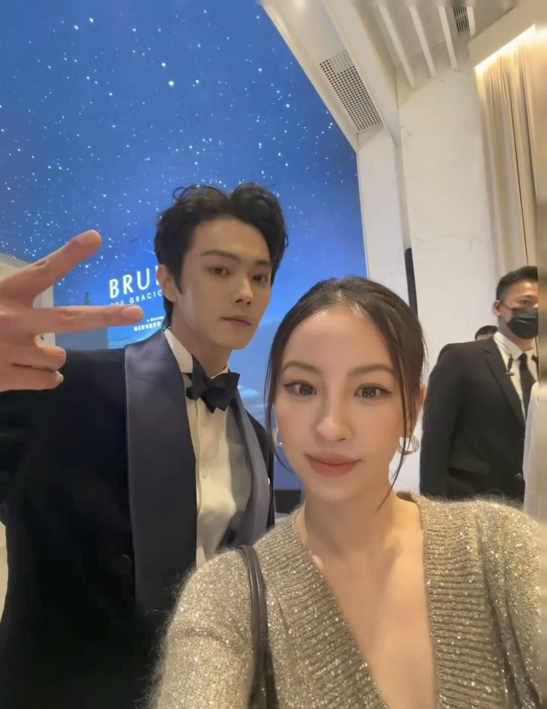 捡了个许凯合影～
好帅啊～羡慕的眼泪从嘴里流出来许凯 ​​​