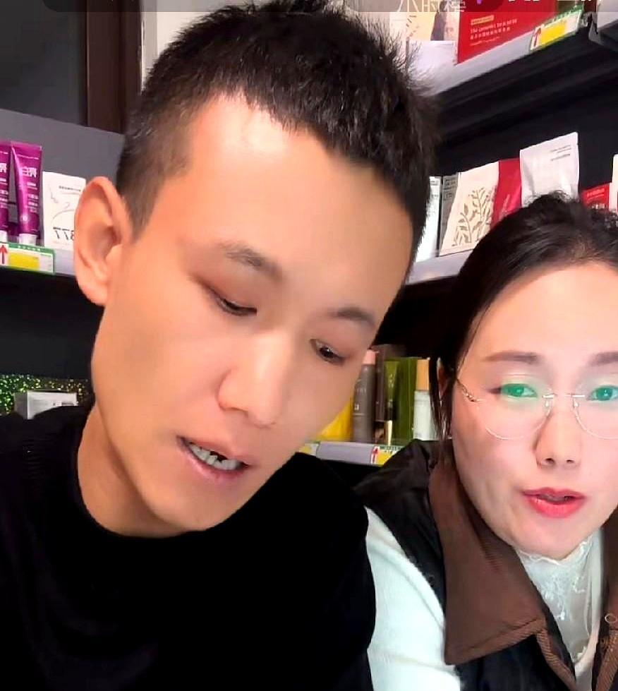 陪他吃苦的媳妇，就因为“又胖又土”被一脚踹开？
 
大牛旁边坐着新面孔，直播间里