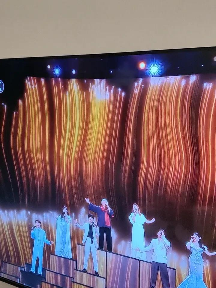 凝聚家庭情感与民族认同：春晚是现代守岁仪式的重要组成部分，全家围坐观看春晚，听《