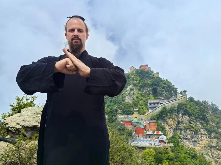 不要再给武当山两万多名外国人点赞！这根本不是文化出海，本质是文化层面的“零元购”