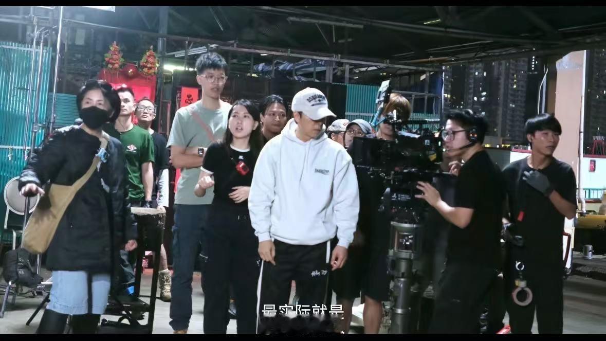 谁教甄子丹这么当六边形战士的  甄子丹不仅演技出众，更在幕后用心凝聚团队，耐心指