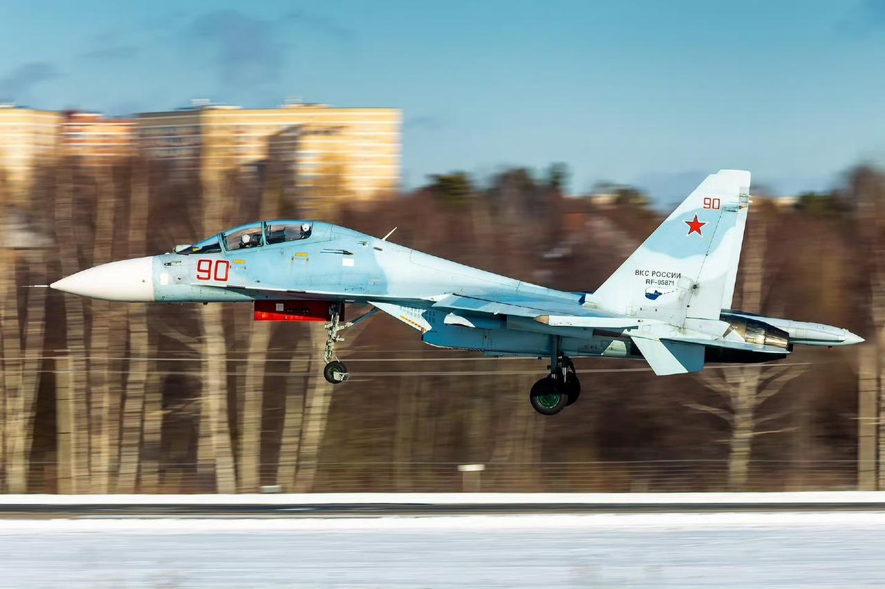 俄罗斯空天军第1混成航空师第3近卫歼击航空团的苏-30M2，少见。

红90/R