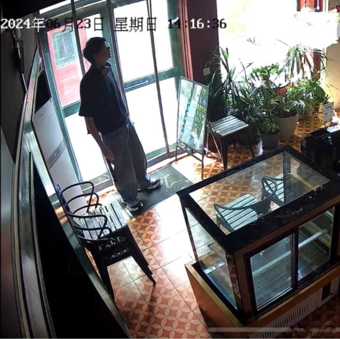 #信被店员轰走##网友偶遇苏见信# 有网友偶遇想来自己店里用餐的歌手，但由于没到