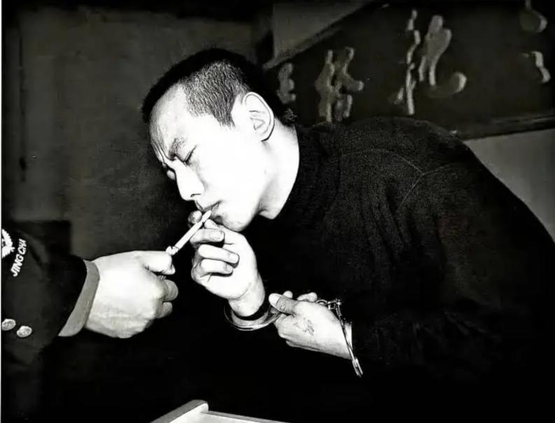 刘威家住黑龙江省大庆市萨尔图区，1999年因盗窃被判二年。2001年8月伙同他人