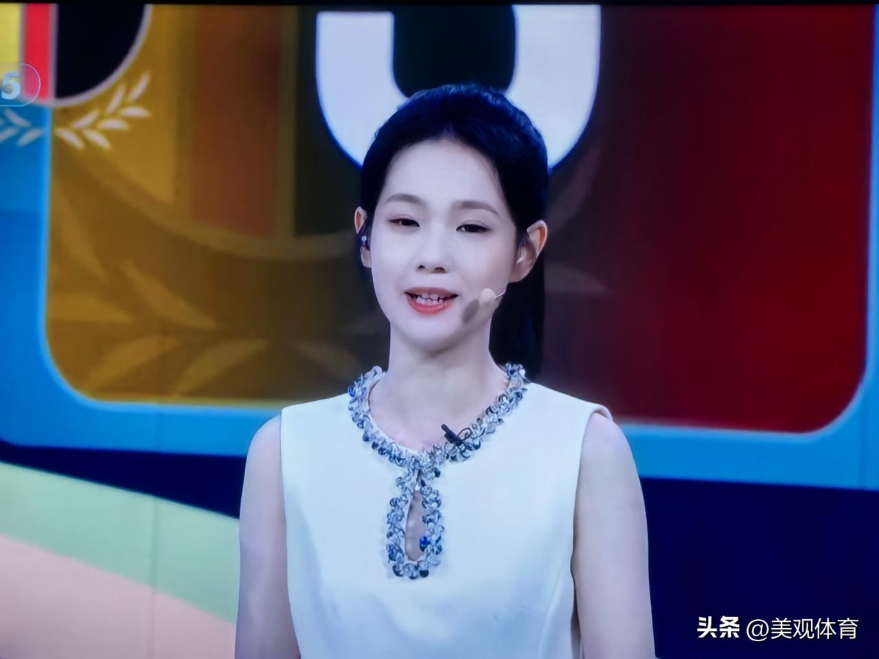 这个女孩，或许成为了你关于世界杯的新记忆。她不算惊艳，但是她足够温柔和温和，她娓