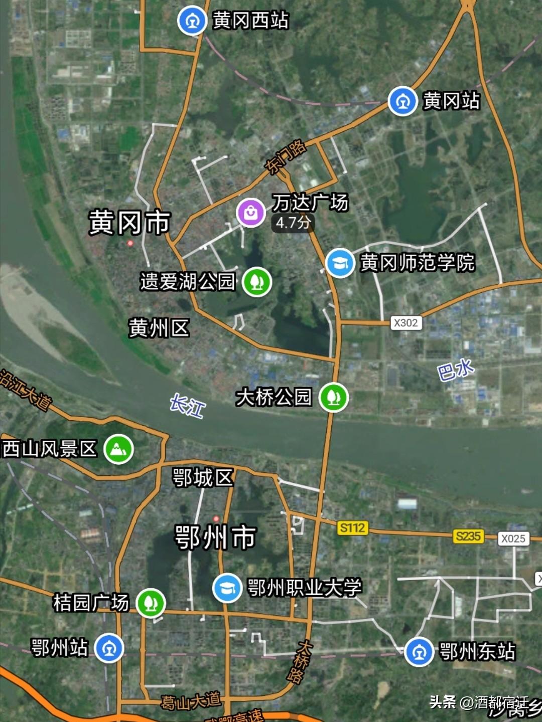 从地图上清晰可见，黄冈市黄州区与鄂州市鄂城区仅被一条长江分隔，大桥路贯通两岸，城