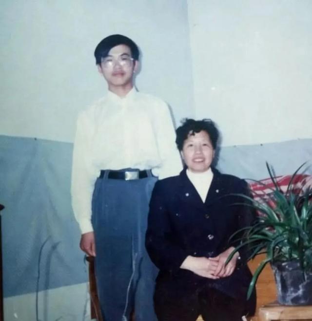 1999年，山东济阳高考状元张来玉被父母劝说，最终填报南京大学。不料入学不到一年