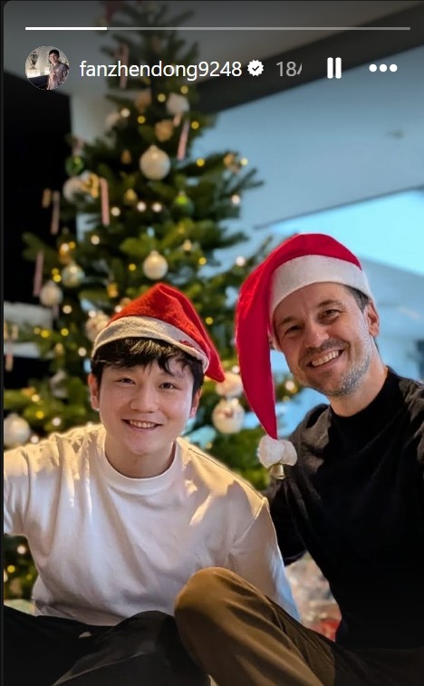 圣诞快乐！樊振东头戴圣诞帽晒自拍照