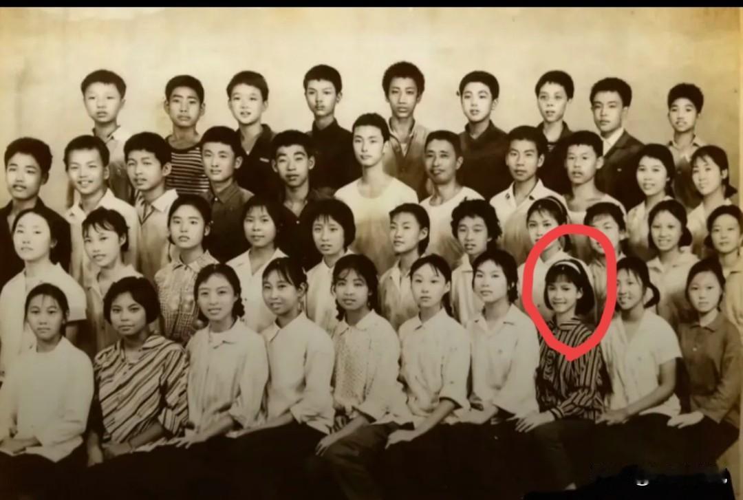 仔细一看，那时的何晴细眉飞扬、明眸善睐、温婉如莲！她看起来虽然瘦小，却一眼就能看