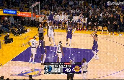 库兹马女友也在这独行侠vs湖人