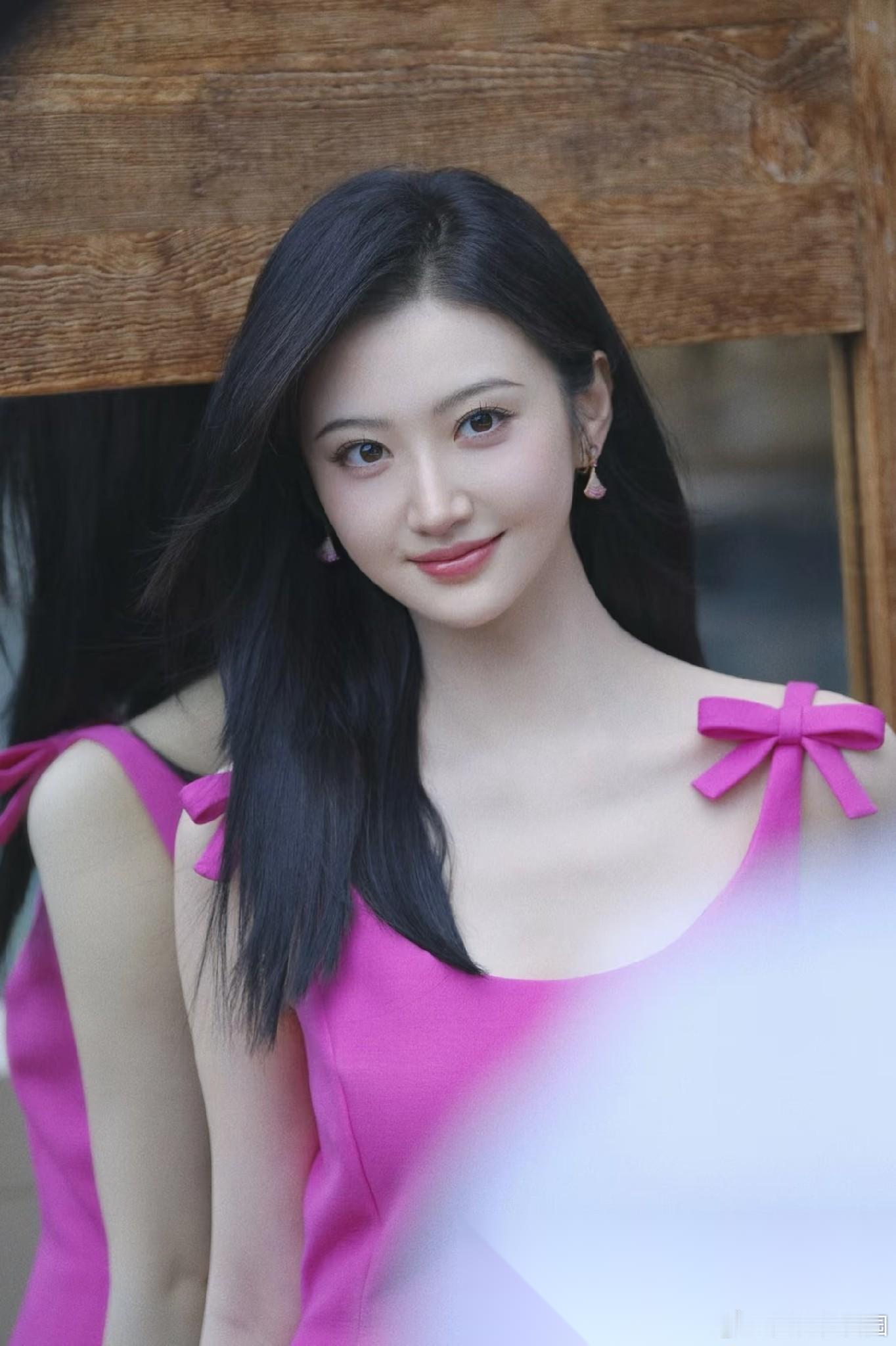 我的表妹是一个演员的助理， 她见过景甜， 她和我偷偷的说，景甜这个事儿，大概率是