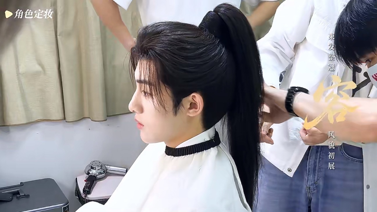 剪之前许凤佳的头梳得看起来状态这么好的明明...... 
