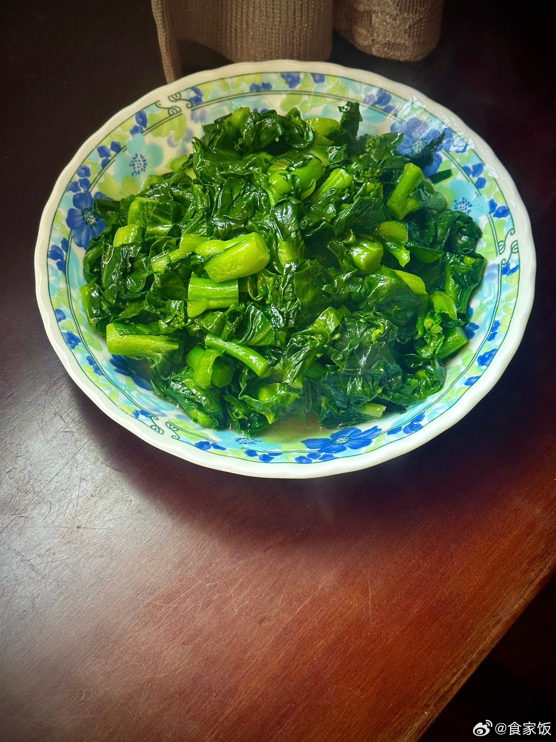 春天的绿叶菜丰富得来不及吃。菜秸是如今鲜少的季节性蔬菜了。所以几乎每天买，又糯又