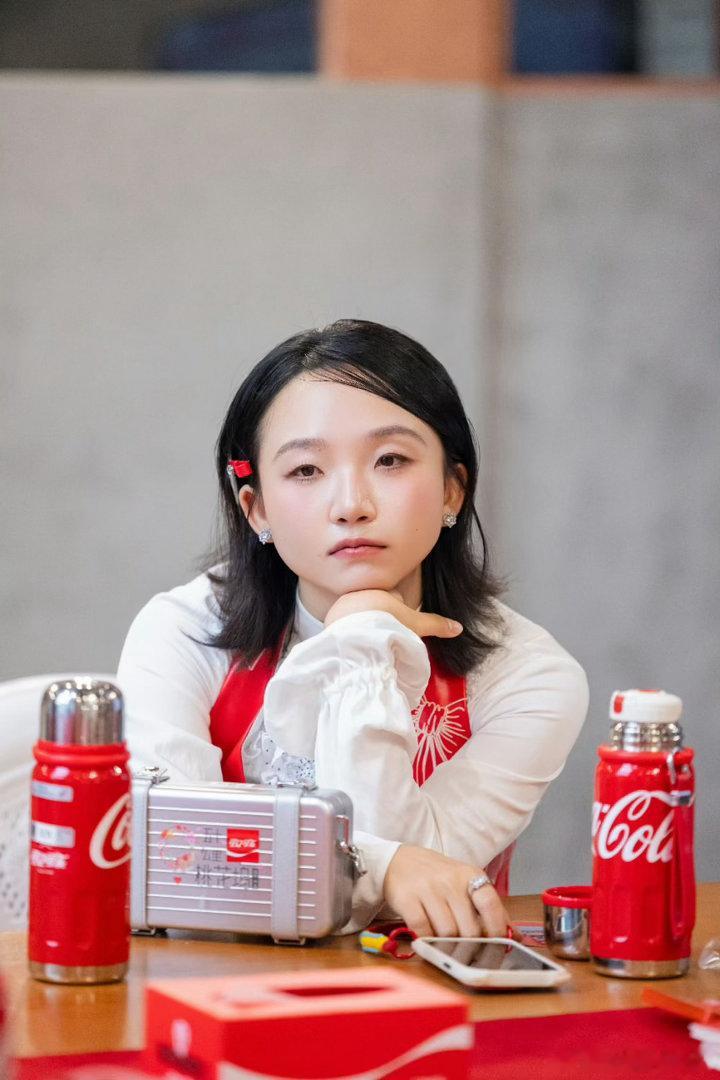 李嘉琦说贺峻霖有商业头脑沈月说他太努力了，李嘉琦说他挺能挣。贺峻霖靠一个节目就把