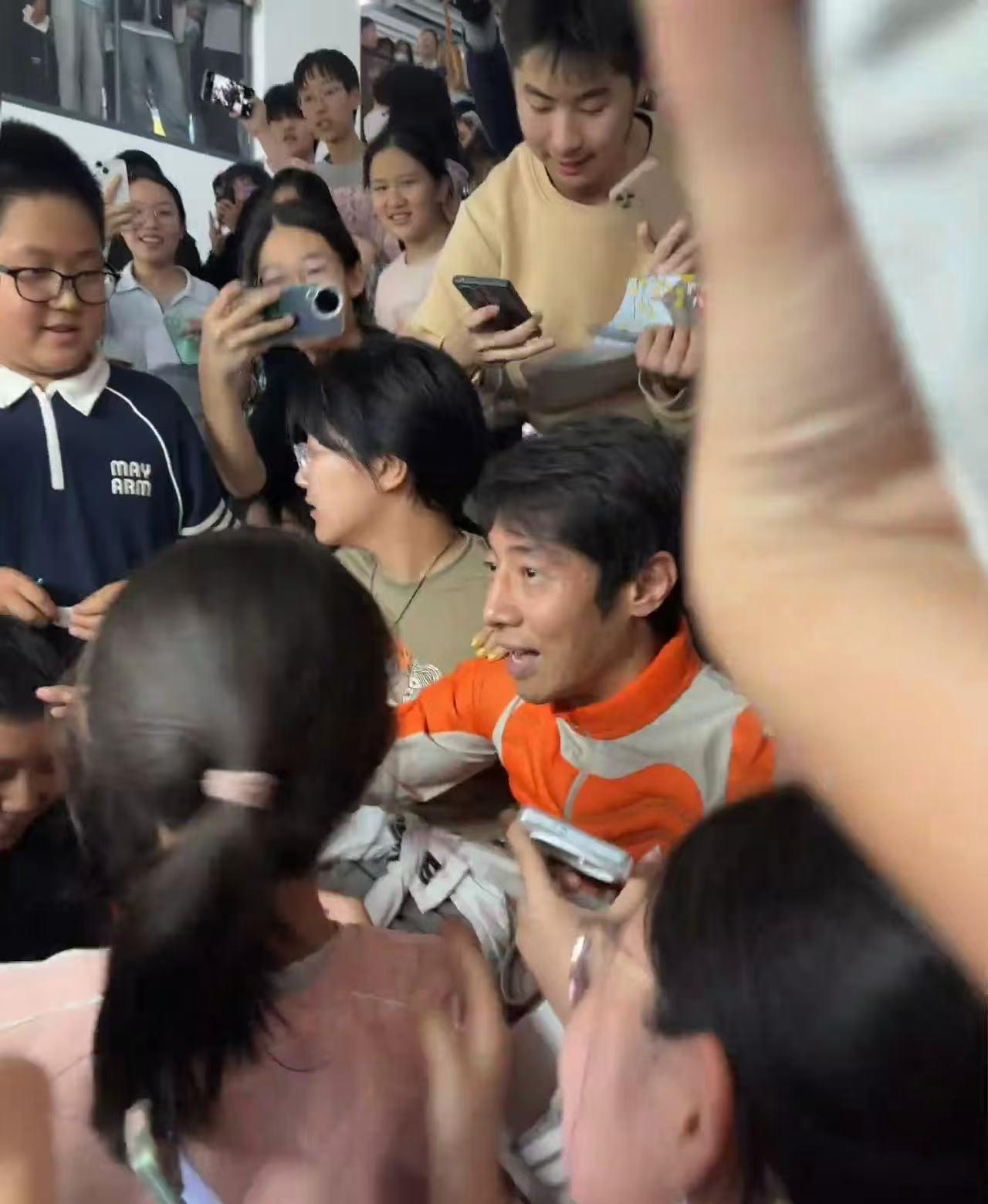 50岁的撒贝宁怕是自己都没想到，他在10后里这么受欢迎吧！近日，撒贝宁现身北京第