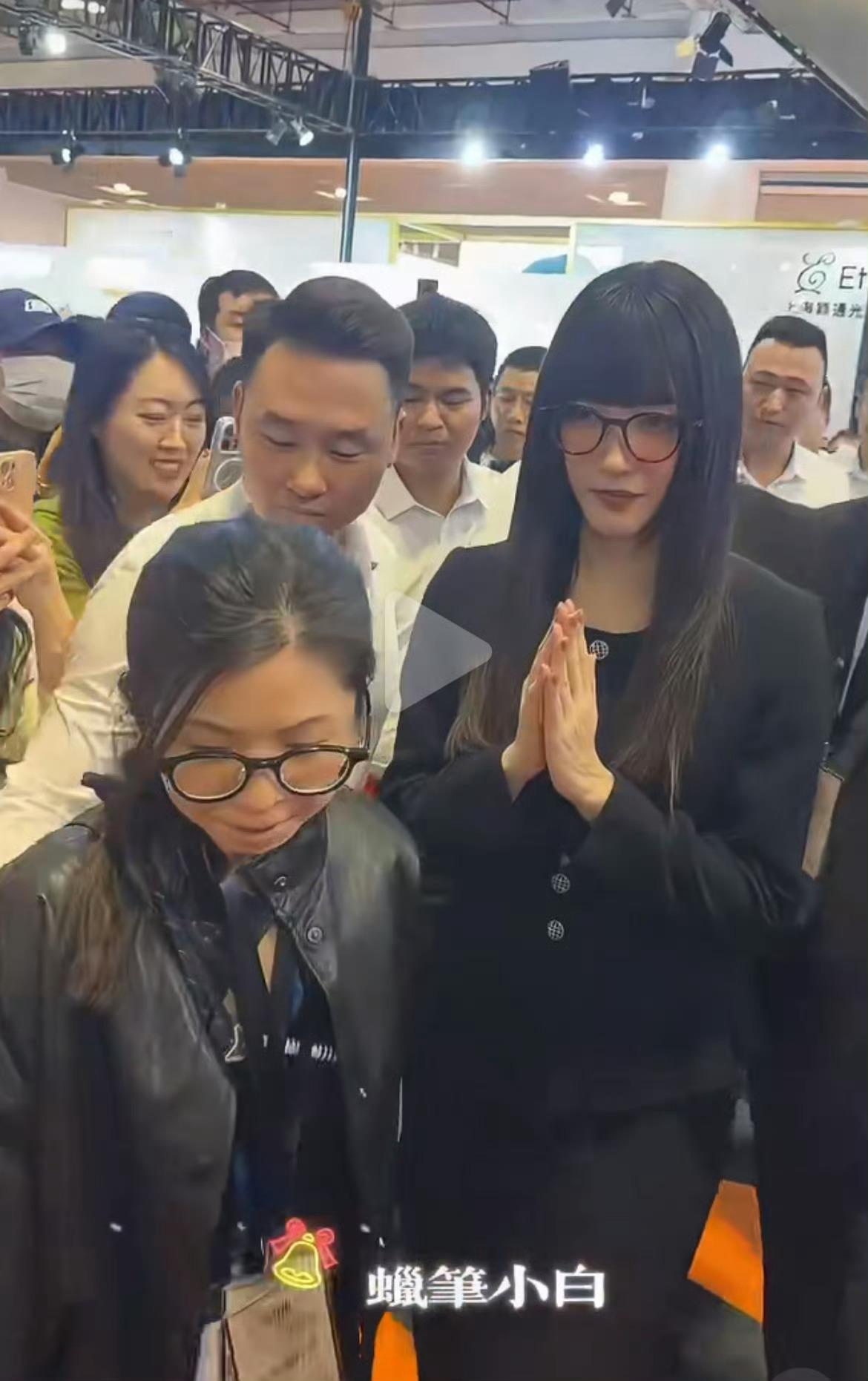 我的天哪，跟我印象中的完全不一样，我没有记住她有刘海的样子 