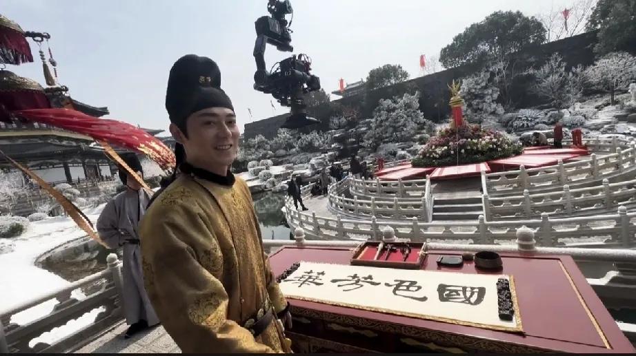 曲哲明“国色芳华”～真写啊～我还以为道具呢？圣人不愧是圣人！这部剧真的很用心，每