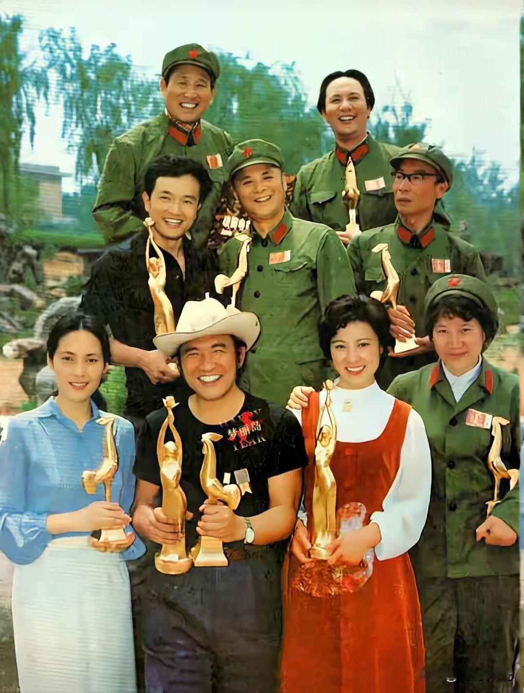 🎬 这是一张具有时代记忆的中国电影奖项获奖演员的合影，充满了80年代的风格特色