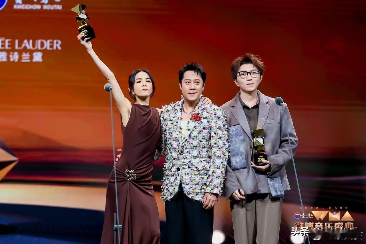 蔡国庆晒出昨晚音乐盛典
与众星合影
汪峰，王嘉尔，Ella，李宇春
毛不易等，快