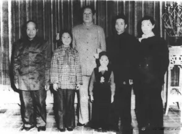 领袖爱人民，人民爱领袖。伟人开创的社会主义道路共同富裕！风清气正！人人平等！毛主