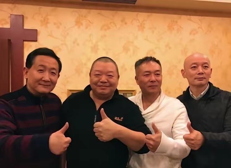 这张4人同框旧照，我只认出了眉欢眼笑、气色盈和的梁天，宽额丰颊、略显发福的藏天朔