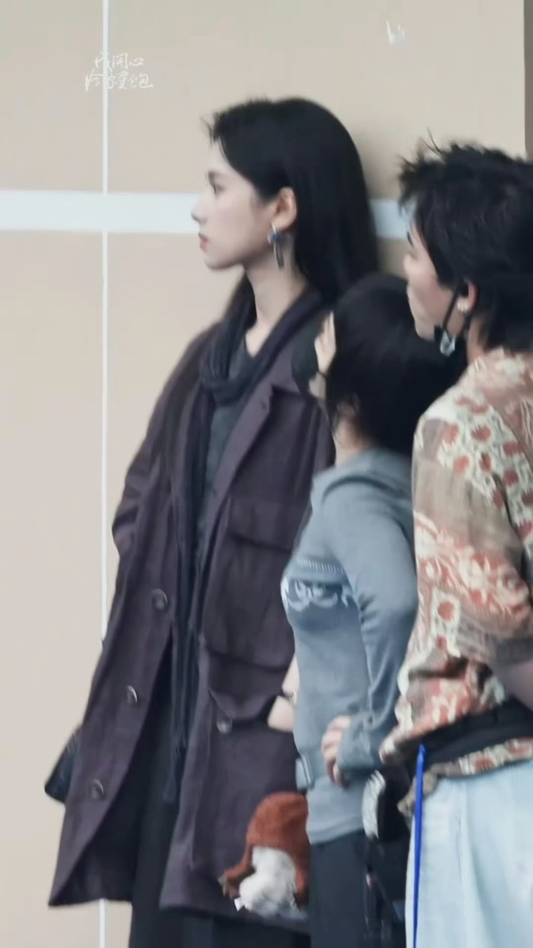 张婧仪雾里青路透看着照片都能闻到张婧仪身上的淡淡木质香……🥹此女就是随便在人群
