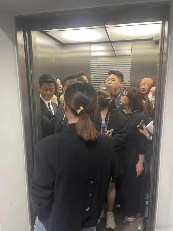 徐峥剃光头的原因找到了 